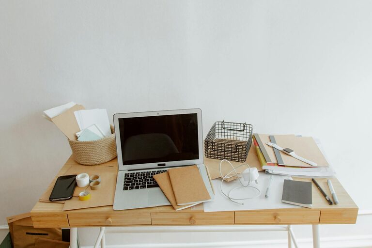 Consejos prácticos para organizar mejor tu espacio de trabajo en casa