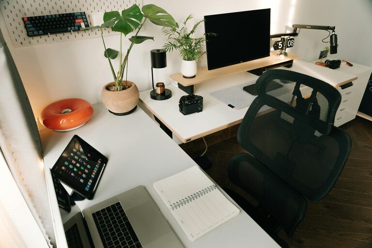 Consejos prácticos para organizar un espacio de trabajo en casa eficaz y cómodo