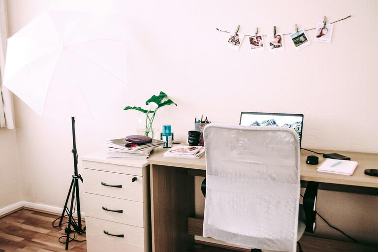 Consejos prácticos para organizar un espacio de trabajo en casa eficiente y cómodo